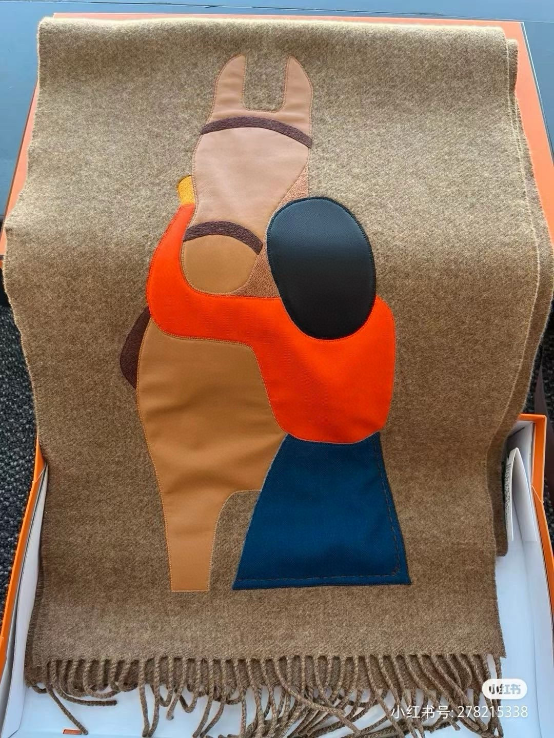 NO:553898,Hermes Hermès Horse's Embrace Series Scarf, pure cashmere, silk, leather splicing~ The real texture is really great. This scarf pays tribute to Hermès' exquisite craftsmanship and highlights the beauty of the material. It is woven from Scottish cashmere and hand-applied with leather, cashmere, silk and twill materials. It is 100% pure cashmere. The title of soft gold is not for nothing. Once you get it, you will know the beauty of this scarf.  Super light and warm, soft and airy to the touch, very elastic when pressed, really awesome. Size 35*200, high version scarf, high version scarf, hermes, hermes, real silk, gold19860909Hermes爱马仕骏马的拥抱系列围巾 纯山羊绒 真丝,皮革拼接~实物质感实在太好了,这款围巾致敬爱马仕精湛工艺,同时彰显材质之美.采用苏格兰山羊绒编织而成,通过手工贴饰皮革,山羊绒,真丝和斜纹材质,百分百纯山羊绒,软黄金的称号不是白叫的,到手就知道这条围巾的妙处在哪里. 超级轻而暖,手感软糯且带有空气感,按下去弹性十足,真的超级赞.尺寸35*200,高版本围巾,高版本围巾,hermes,hermes,real silk,gold,scarf