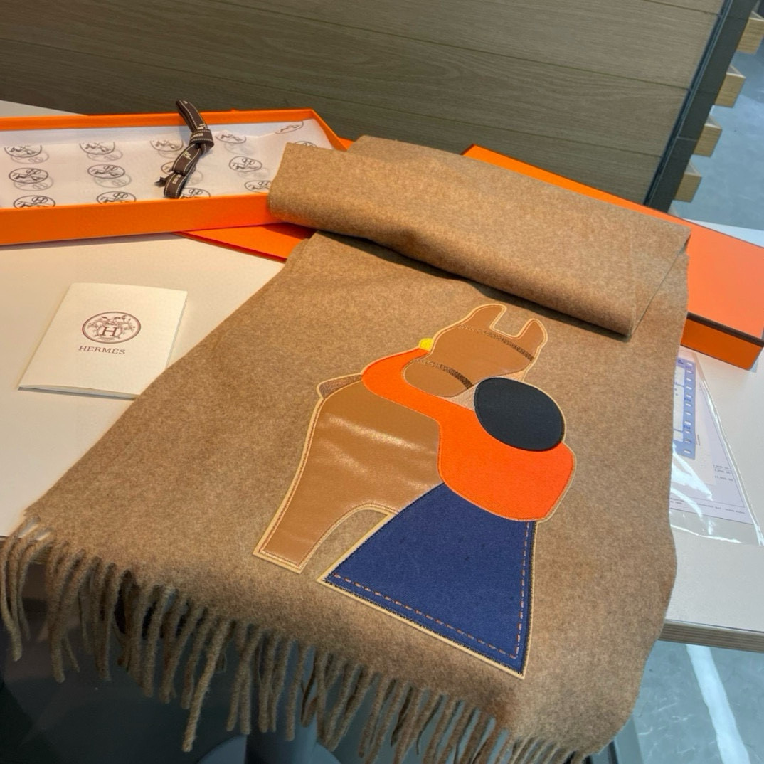 Hermes爱马仕骏马的拥抱系列围巾 100%纯山羊绒 真丝，皮革拼接~实物质感实在太好了，这款围巾致敬