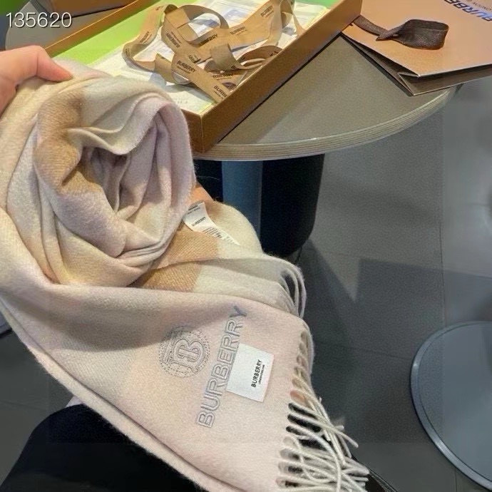 百分百山羊绒 🆕【▪️ 惊艳！披着围着都美的~让人过目不忘！！】巴宝莉这款出来的效果真的，一秒美晕！！太