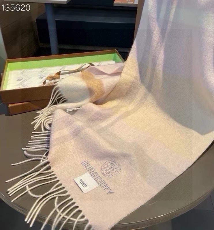 百分百山羊绒 🆕【▪️ 惊艳！披着围着都美的~让人过目不忘！！】巴宝莉这款出来的效果真的，一秒美晕！！太