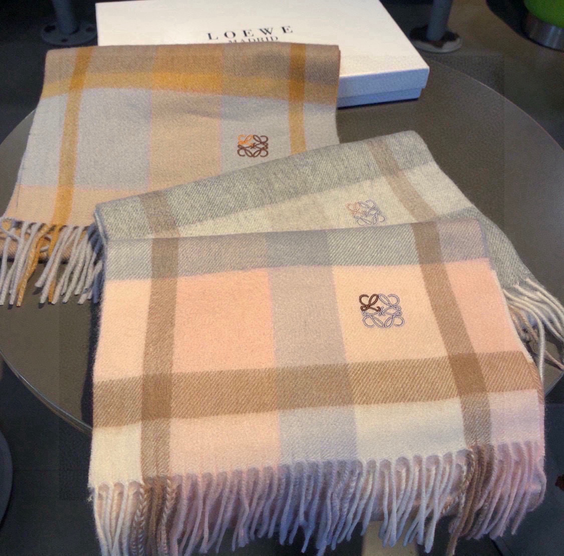 🆕 【重磅推荐❗️LOEWE · 罗意威】炒鸡高级感，名媛白富美必备❗️】拿到手你就懂我说的了，100%