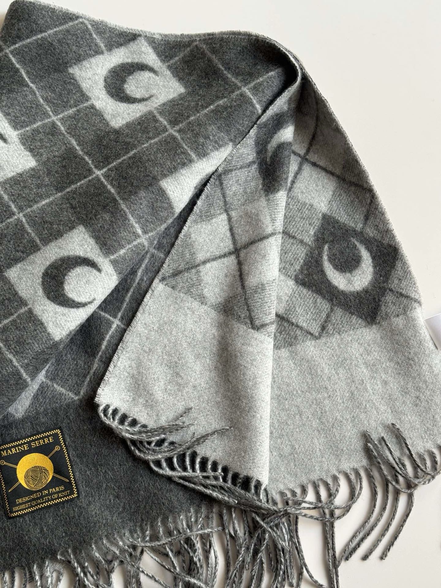 宋茜同款围巾原单来了。这批货正儿八经的压了大半年才可以出，血统纯正的中国代工😊目前国内加工的产品很重环保