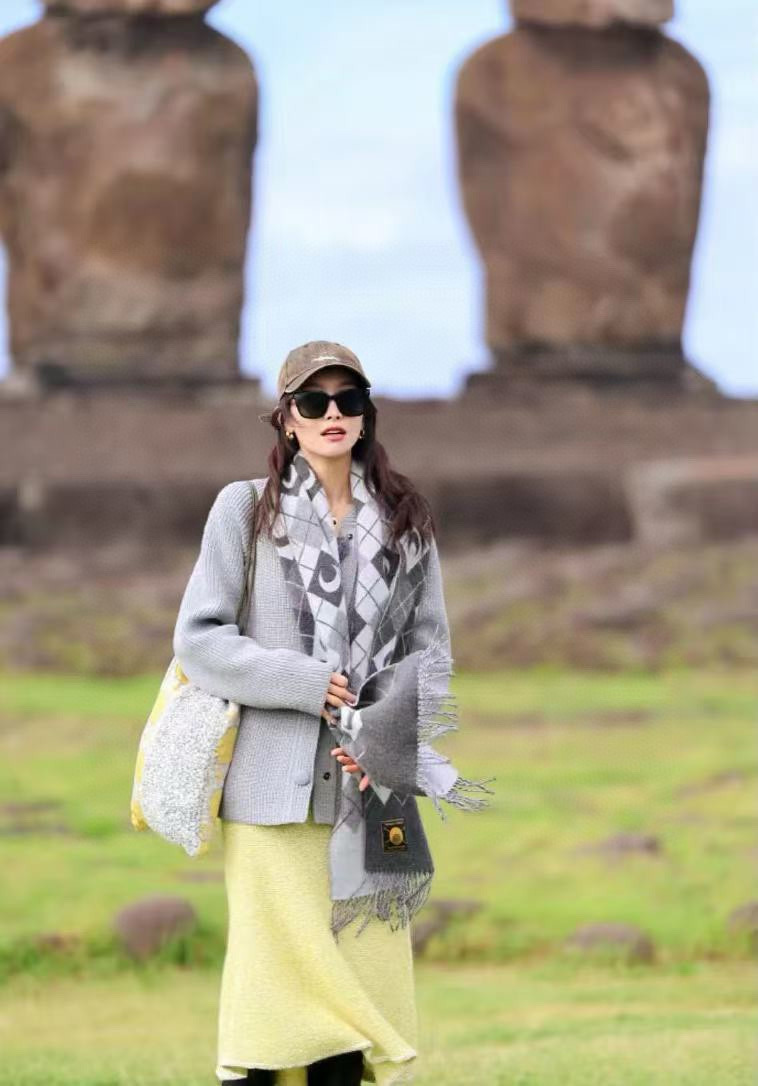 宋茜同款围巾原单来了。这批货正儿八经的压了大半年才可以出，血统纯正的中国代工😊目前国内加工的产品很重环保