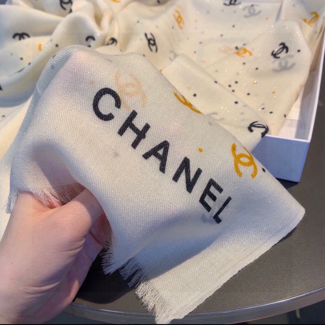 上新🌟 会发光发亮的围巾 💄💋新款客供银线💖羊绒面料长巾 😘美翻了[流泪]御用殿堂级极‼新款专柜在售 纯