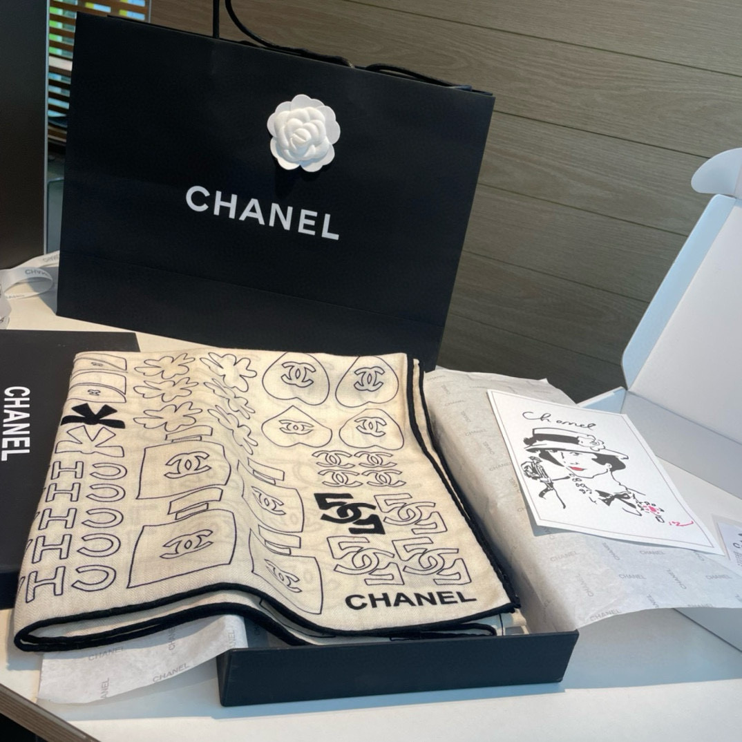 【Chanel】 经典茶花优雅Coco风，Chanel最新菱格丝绒大方巾~气质到骨子里，香奶奶新一季的面