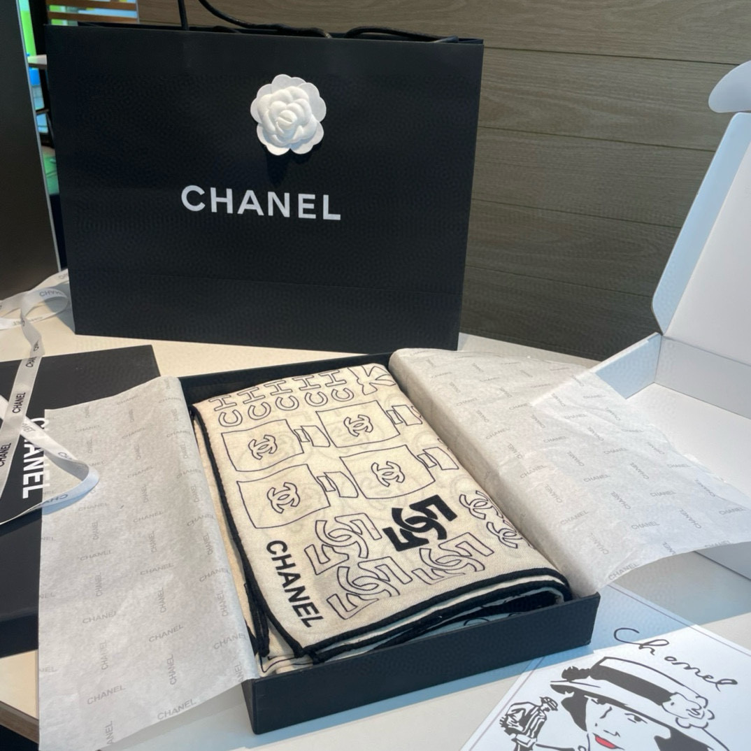 【Chanel】 经典茶花优雅Coco风，Chanel最新菱格丝绒大方巾~气质到骨子里，香奶奶新一季的面