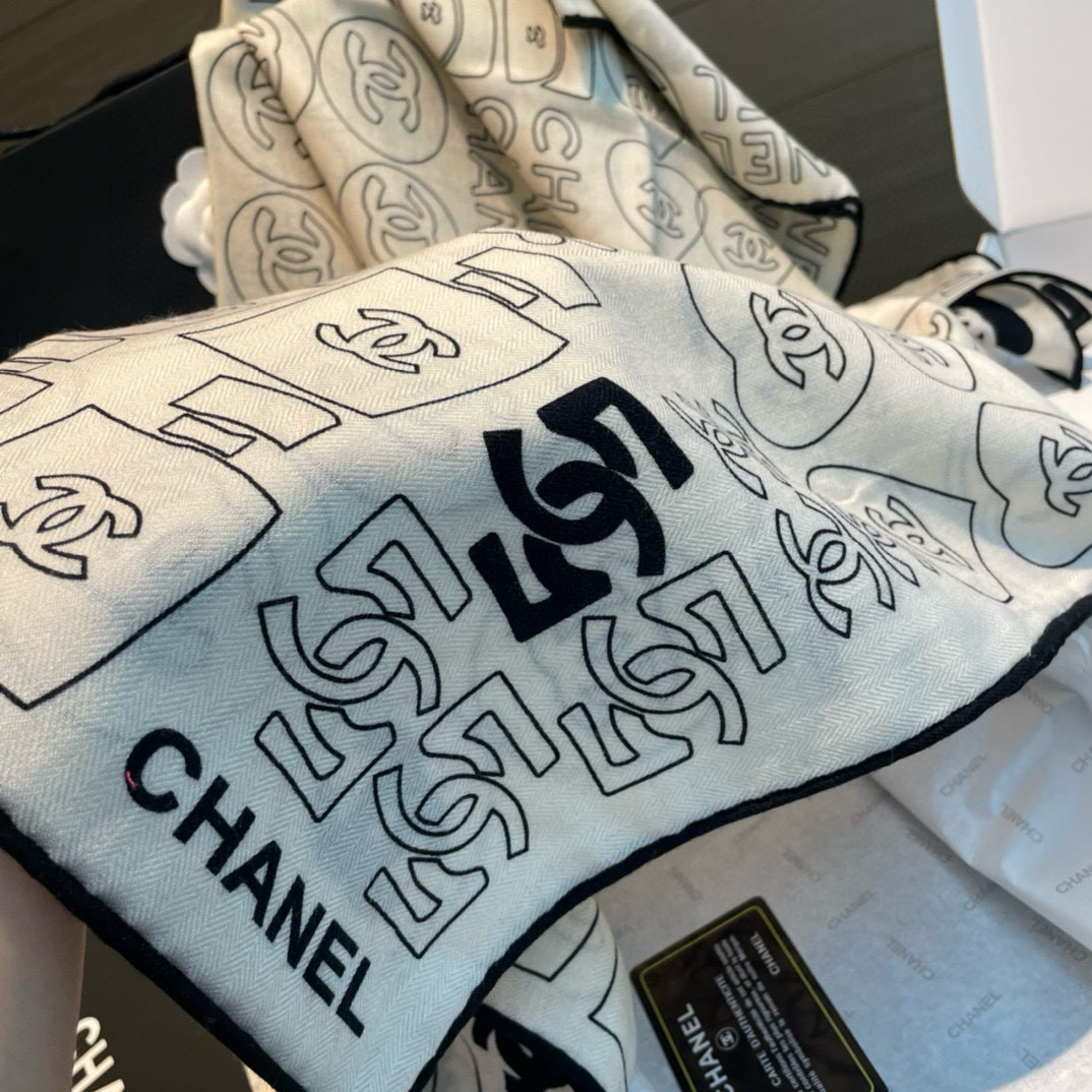 【Chanel】 经典茶花优雅Coco风，Chanel最新菱格丝绒大方巾~气质到骨子里，香奶奶新一季的面