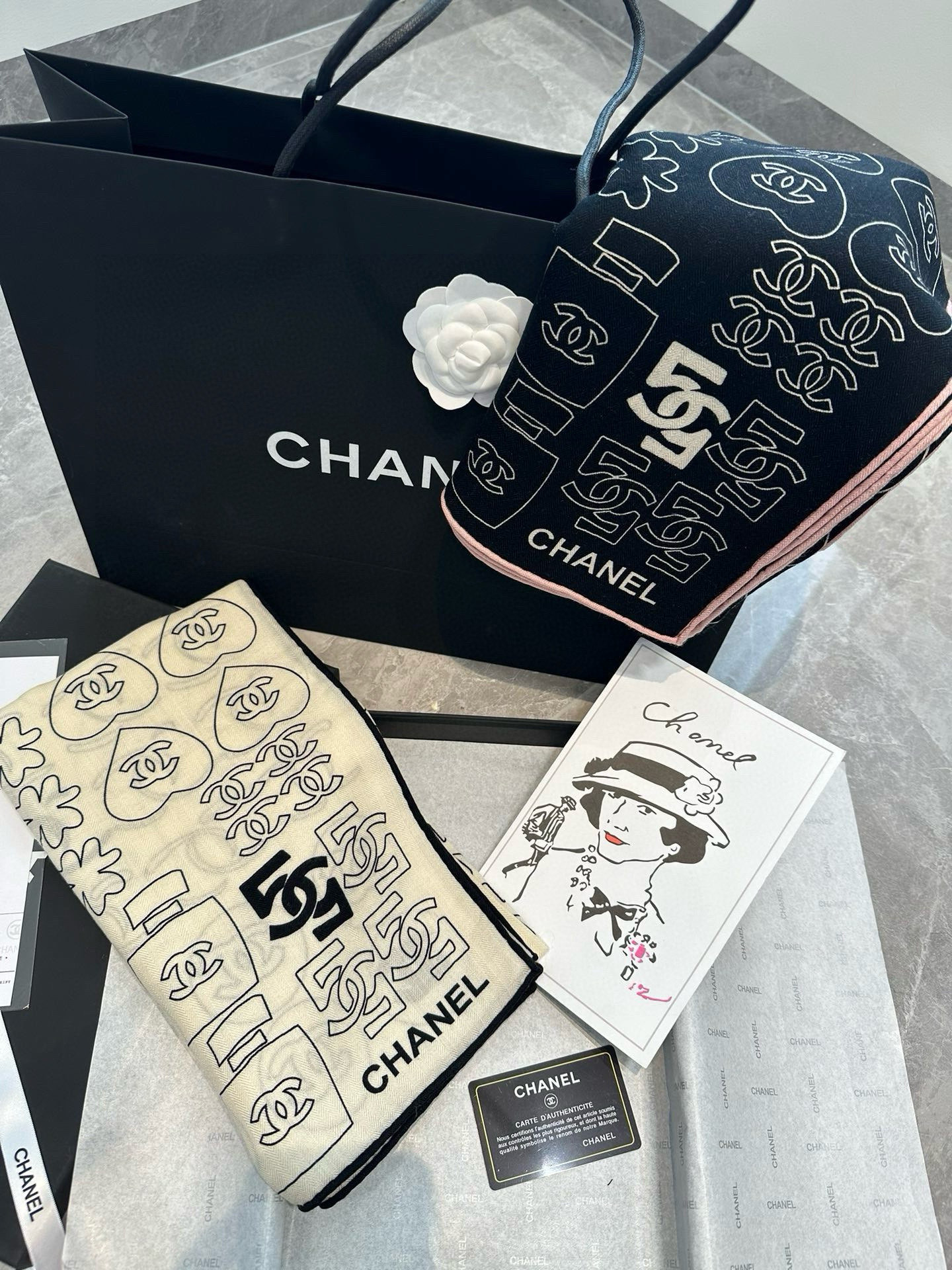 【Chanel】 经典茶花优雅Coco风，Chanel最新菱格丝绒大方巾~气质到骨子里，香奶奶新一季的面