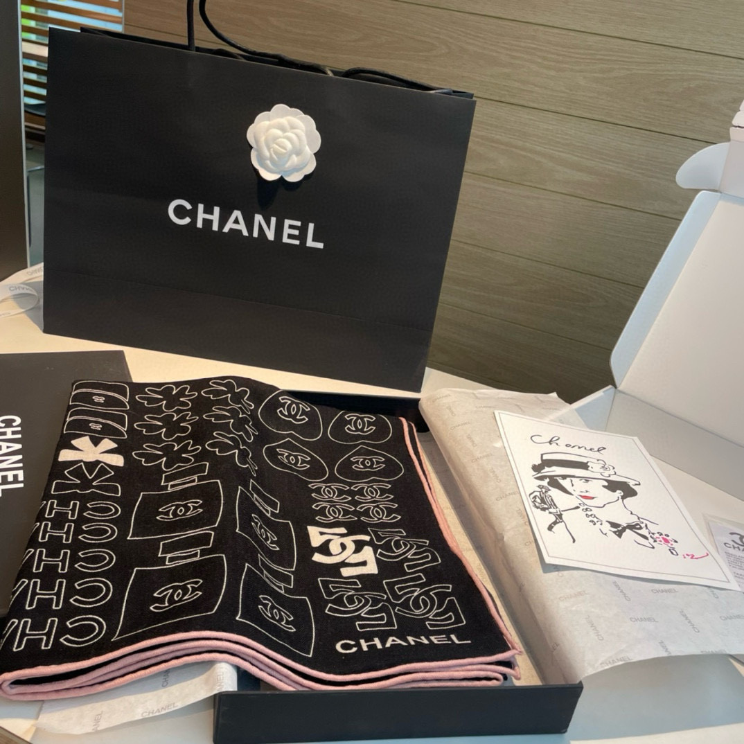 【Chanel】 经典茶花优雅Coco风，Chanel最新菱格丝绒大方巾~气质到骨子里，香奶奶新一季的面