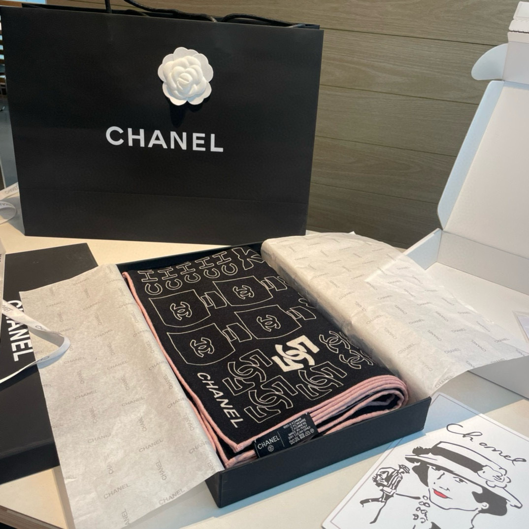 【Chanel】 经典茶花优雅Coco风，Chanel最新菱格丝绒大方巾~气质到骨子里，香奶奶新一季的面