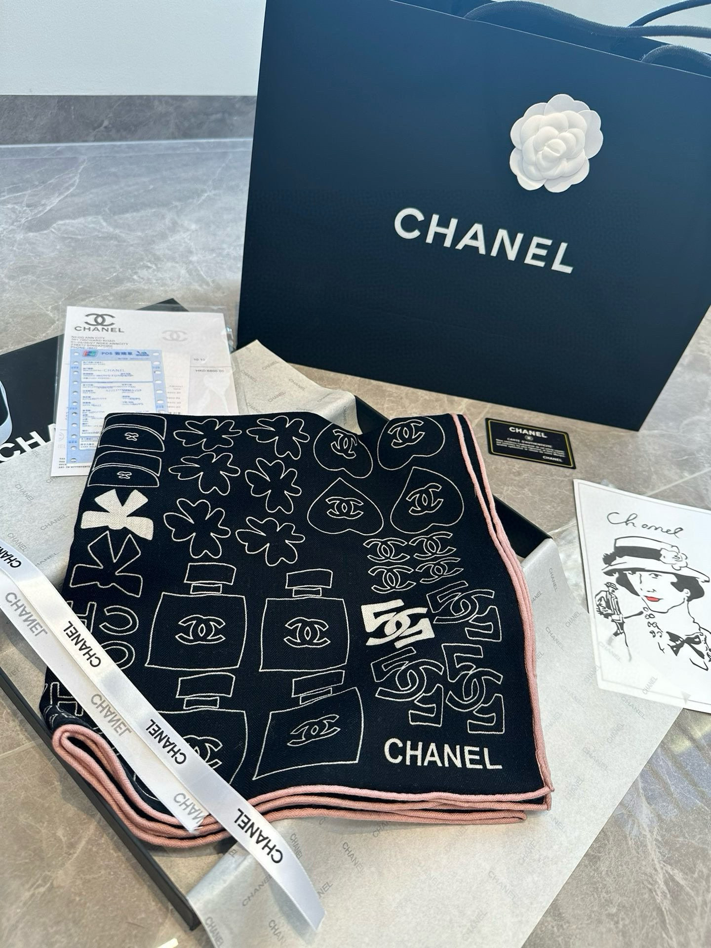 【Chanel】 经典茶花优雅Coco风，Chanel最新菱格丝绒大方巾~气质到骨子里，香奶奶新一季的面