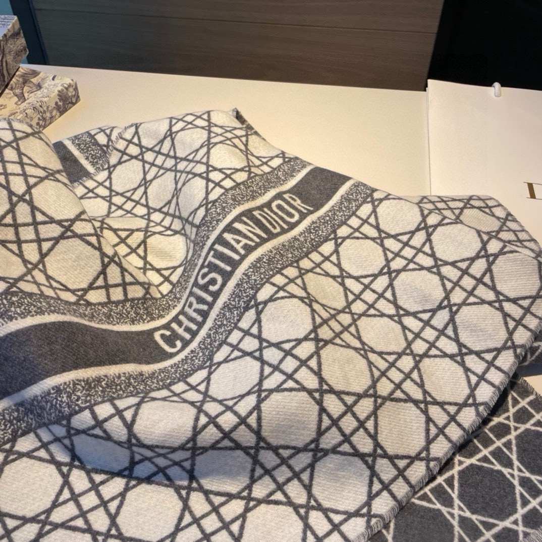 迪奥(Dior)以其精湛的工艺技术和源源不断的想像力 成为当代最具艺术魅力法国巴黎的高档品牌 下方充满奢