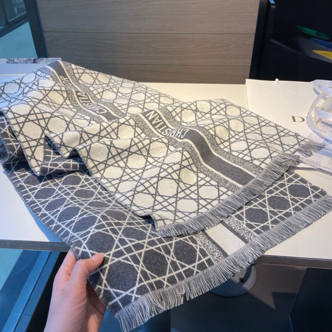 迪奥(Dior)以其精湛的工艺技术和源源不断的想像力 成为当代最具艺术魅力法国巴黎的高档品牌 下方充满奢