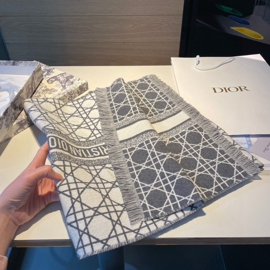 迪奥(Dior)以其精湛的工艺技术和源源不断的想像力 成为当代最具艺术魅力法国巴黎的高档品牌 下方充满奢