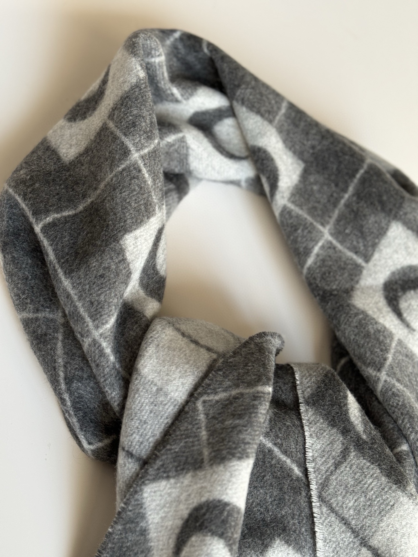 宋茜同款围巾原单来了。这批货正儿八经的压了大半年才可以出，血统纯正的中国代工😊目前国内加工的产品很重环保