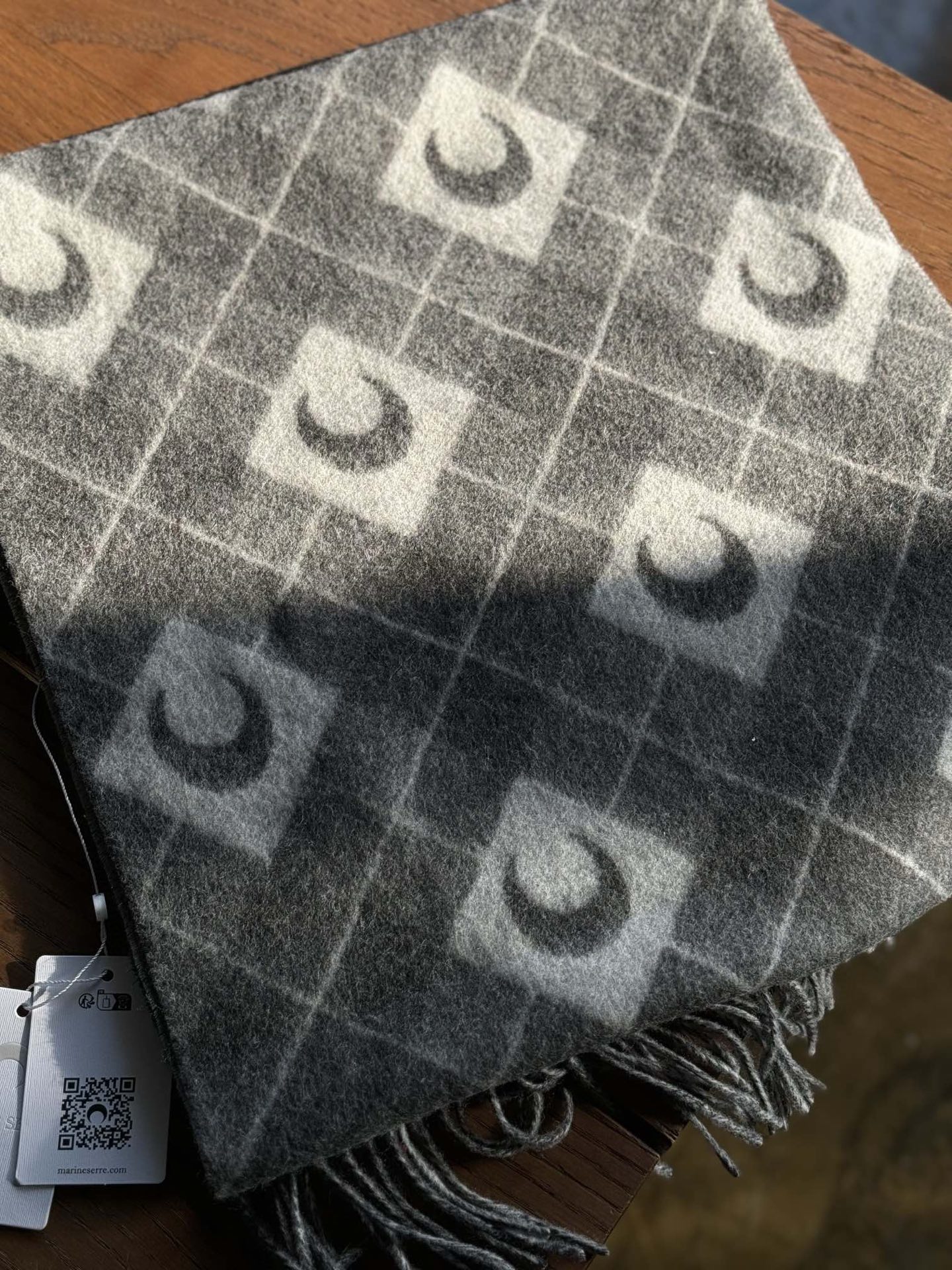 宋茜同款围巾原单来了。这批货正儿八经的压了大半年才可以出，血统纯正的中国代工😊目前国内加工的产品很重环保