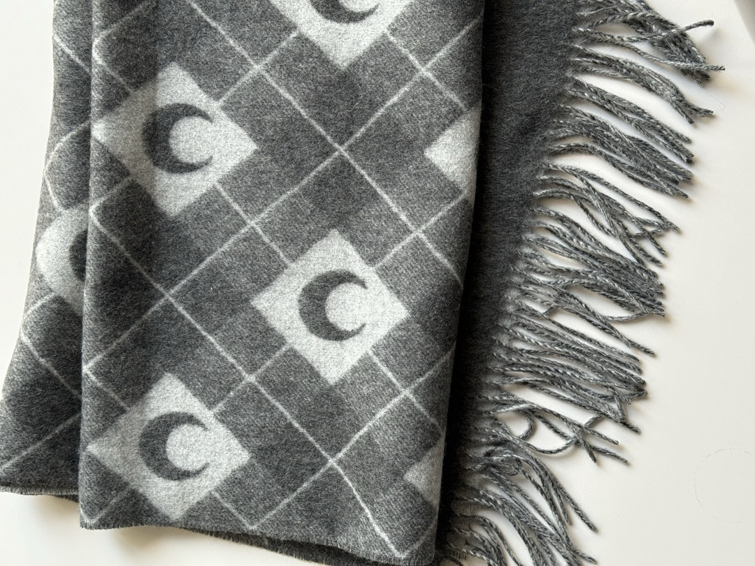 宋茜同款围巾原单来了。这批货正儿八经的压了大半年才可以出，血统纯正的中国代工😊目前国内加工的产品很重环保