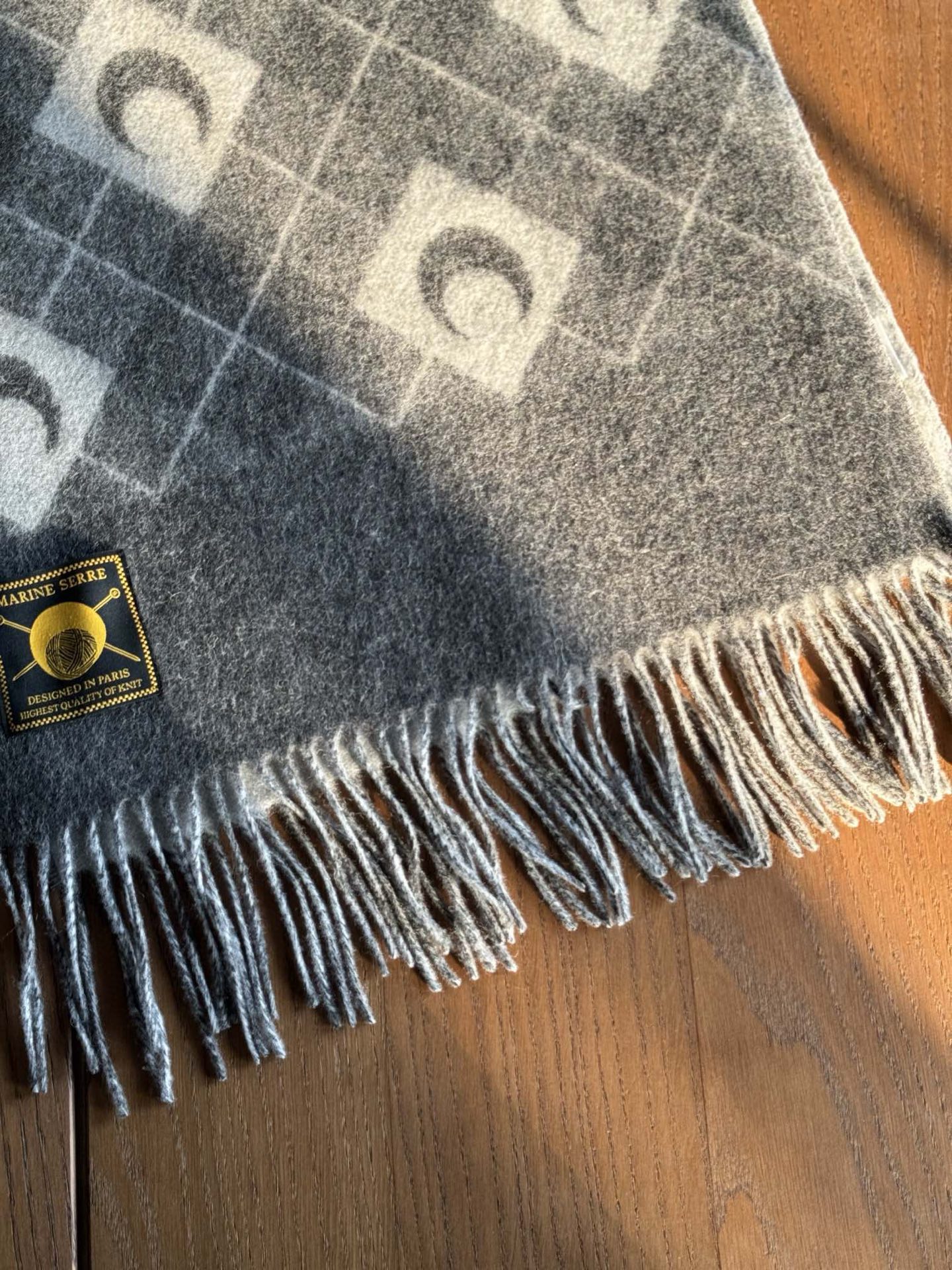 宋茜同款围巾原单来了。这批货正儿八经的压了大半年才可以出，血统纯正的中国代工😊目前国内加工的产品很重环保