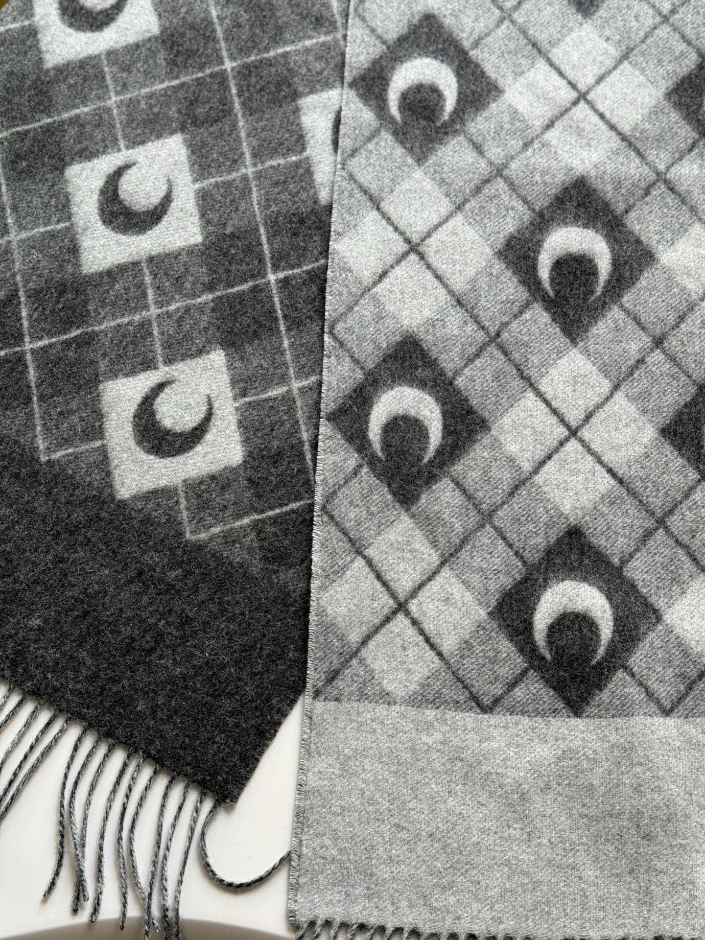 宋茜同款围巾原单来了。这批货正儿八经的压了大半年才可以出，血统纯正的中国代工😊目前国内加工的产品很重环保