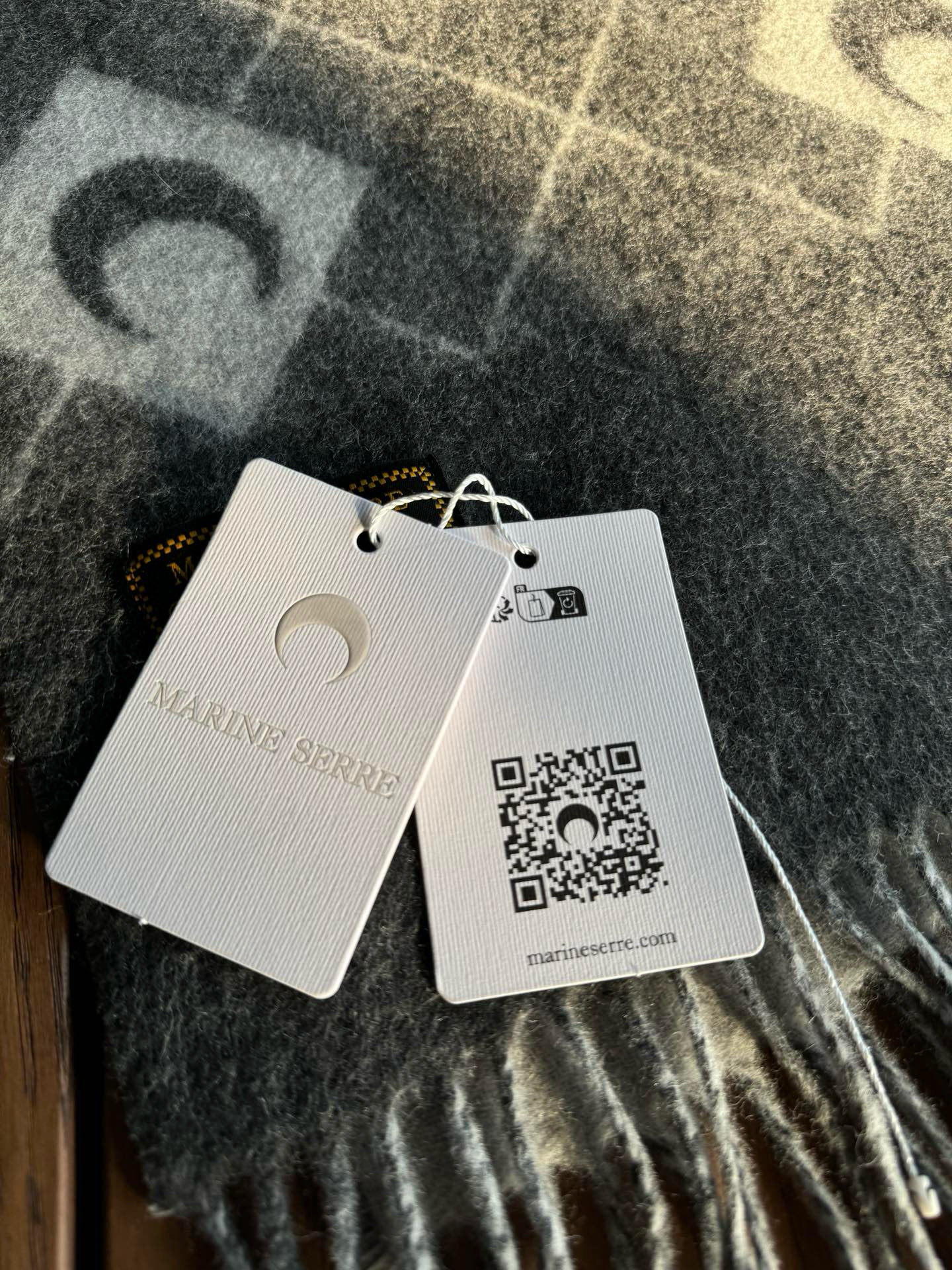 宋茜同款围巾原单来了。这批货正儿八经的压了大半年才可以出，血统纯正的中国代工😊目前国内加工的产品很重环保