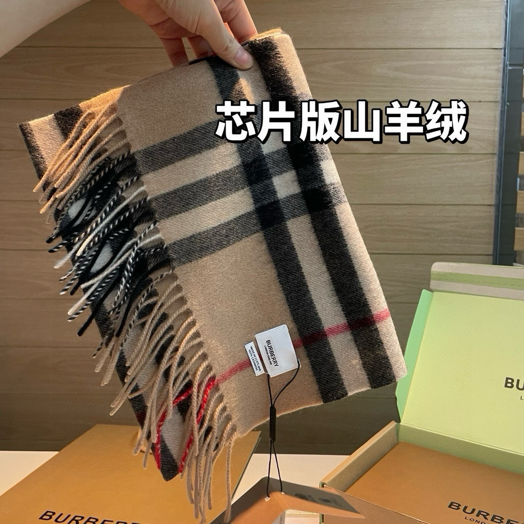 芯片版原单山羊绒 塔尖牛🐂货：皇室殿堂级的经典格围巾‼️已经好几年没有收回这样的🐂货了！难得遇见，可省4