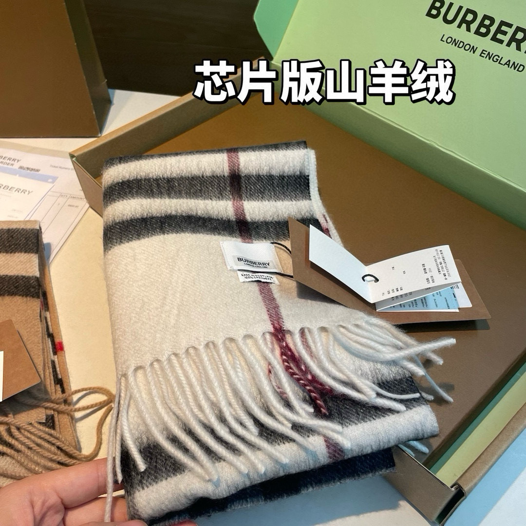 芯片版原单山羊绒 塔尖牛🐂货：皇室殿堂级的经典格围巾‼️已经好几年没有收回这样的🐂货了！难得遇见，可省4