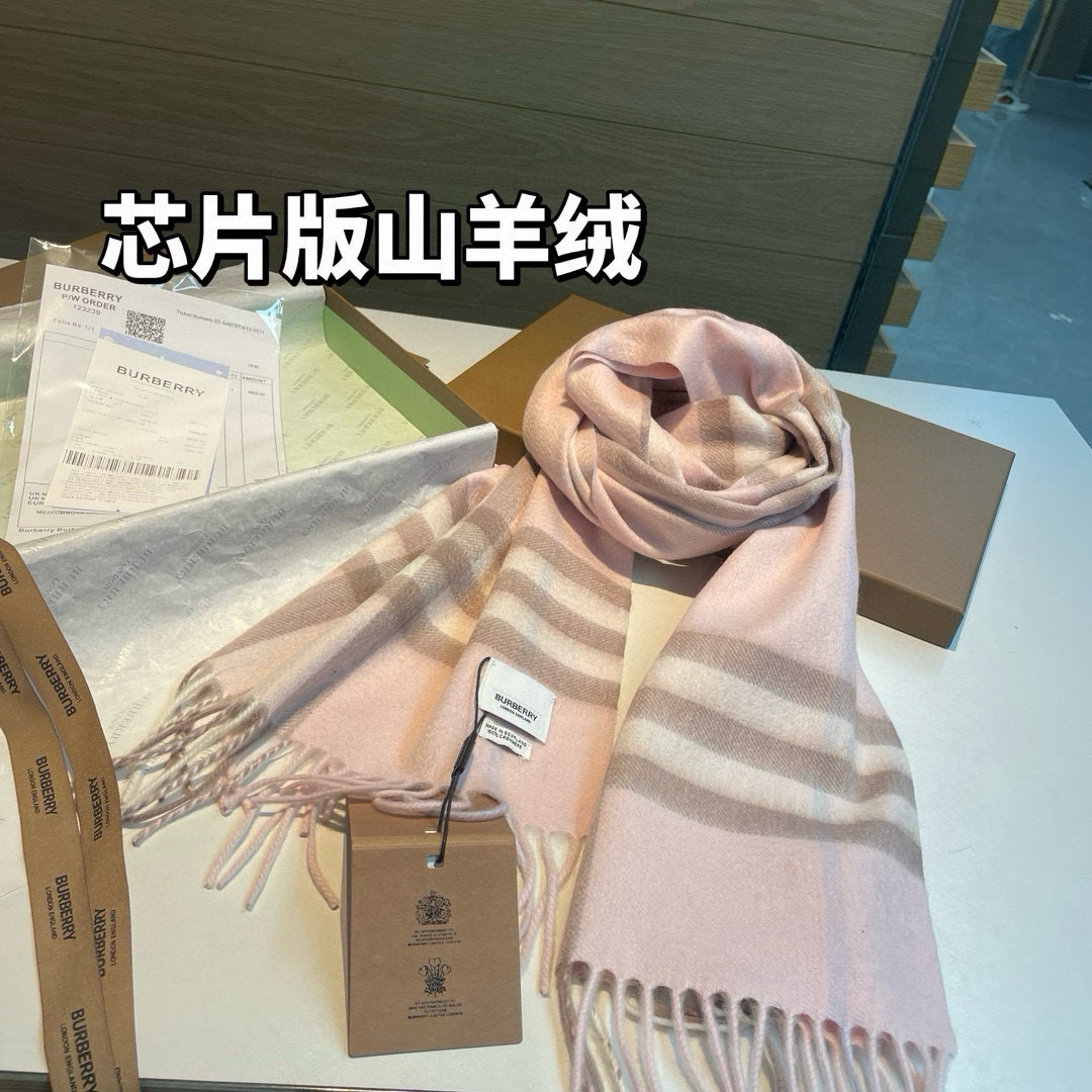 芯片版原单山羊绒 塔尖牛🐂货：皇室殿堂级的经典格围巾‼️已经好几年没有收回这样的🐂货了！难得遇见，可省4