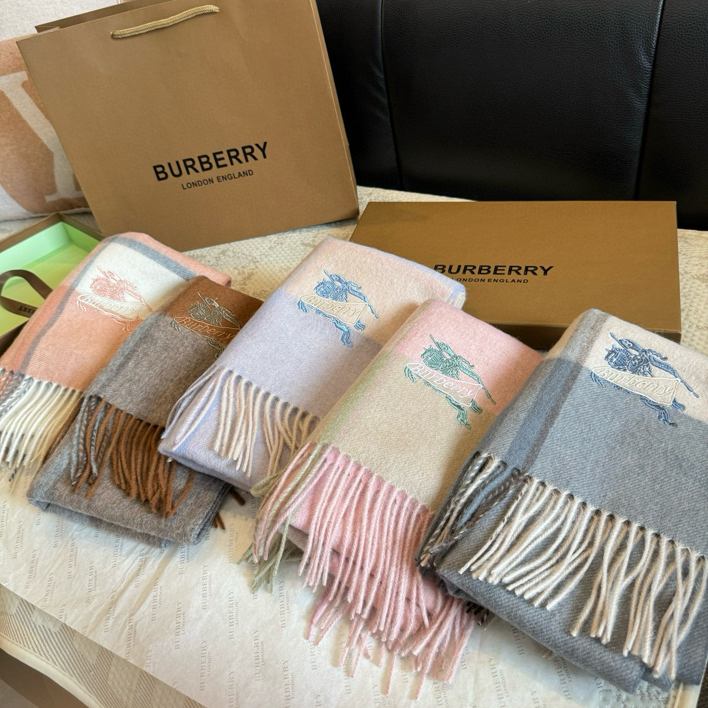 ✨✨Burberry · 巴宝莉双面围巾❗好看的要疯掉了，太有型太有魅力了❗❗非常斯文时尚的秋冬单品！真