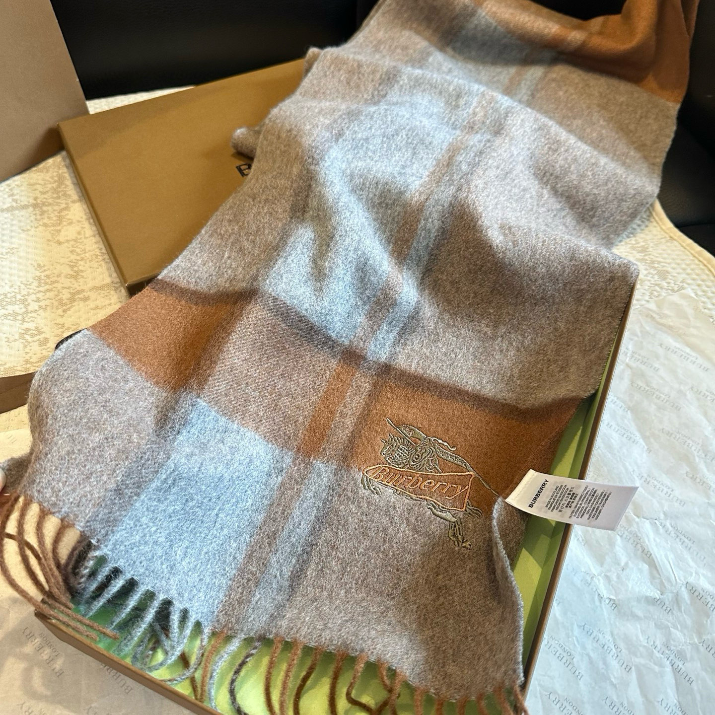 ✨✨Burberry · 巴宝莉双面围巾❗好看的要疯掉了，太有型太有魅力了❗❗非常斯文时尚的秋冬单品！真