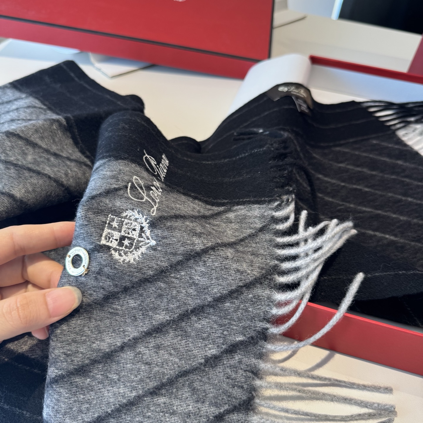 🆕Loro Piana · 诺悠翩雅【贸易公司尾单，极品山羊绒围巾披肩】送人自留都太高大上了😍重磅上新，