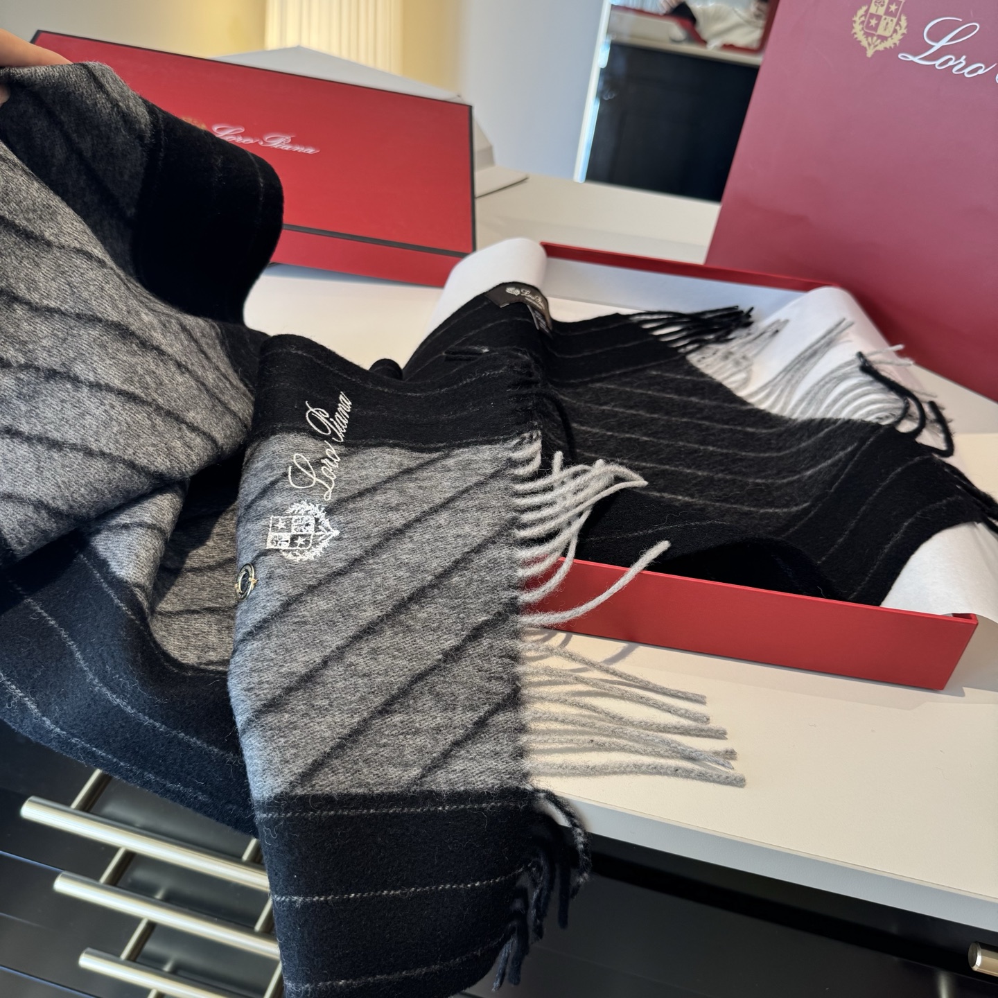 🆕Loro Piana · 诺悠翩雅【贸易公司尾单，极品山羊绒围巾披肩】送人自留都太高大上了😍重磅上新，