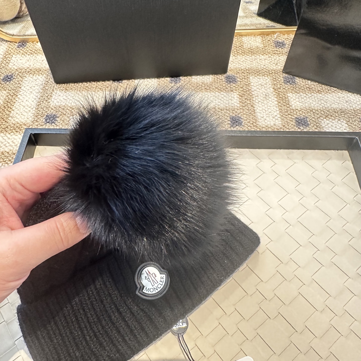蒙口针织帽MONCLER毛线帽👍配狐狸毛帽🎀质量非常柔软舒服，保暖又时尚，简约大气，百搭款！