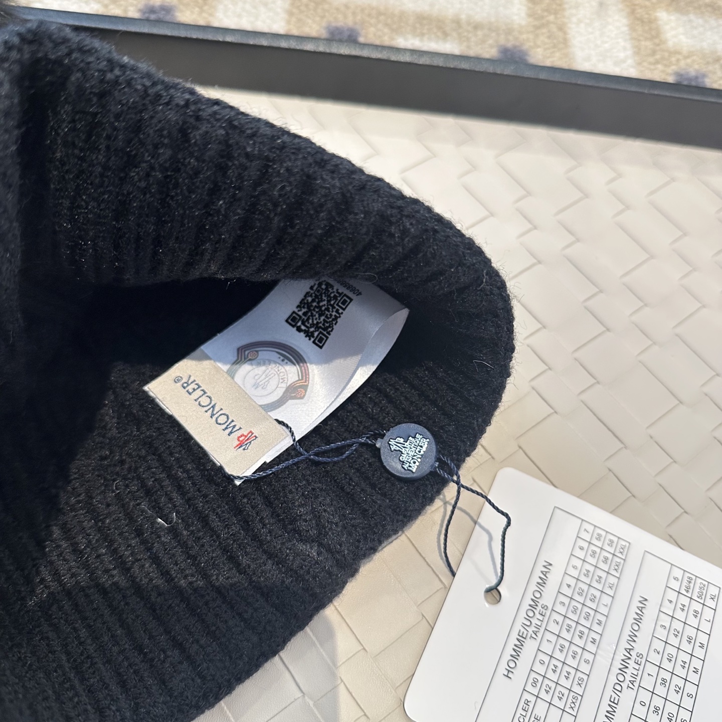 蒙口针织帽MONCLER毛线帽👍配狐狸毛帽🎀质量非常柔软舒服，保暖又时尚，简约大气，百搭款！