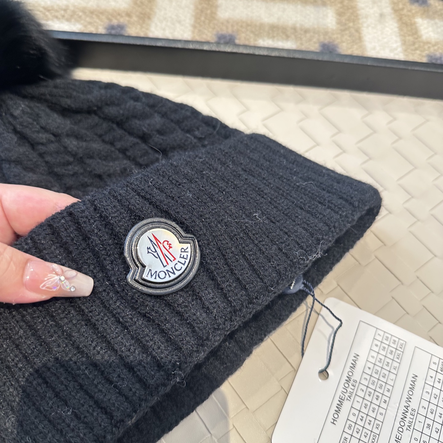 蒙口针织帽MONCLER毛线帽👍配狐狸毛帽🎀质量非常柔软舒服，保暖又时尚，简约大气，百搭款！