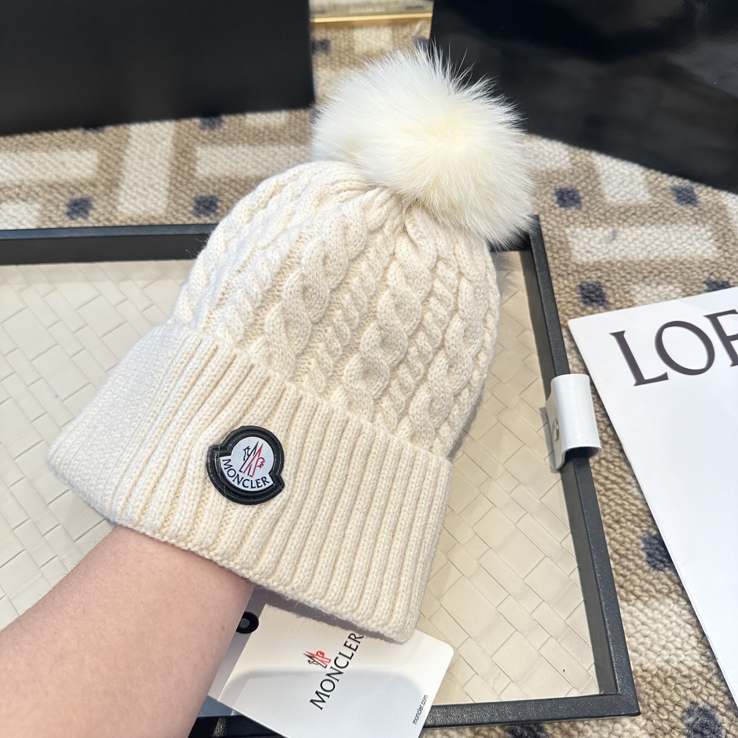 蒙口针织帽MONCLER毛线帽👍配狐狸毛帽🎀质量非常柔软舒服，保暖又时尚，简约大气，百搭款！