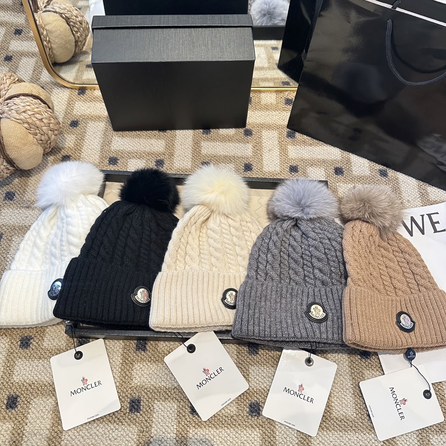 蒙口针织帽MONCLER毛线帽👍配狐狸毛帽🎀质量非常柔软舒服，保暖又时尚，简约大气，百搭款！