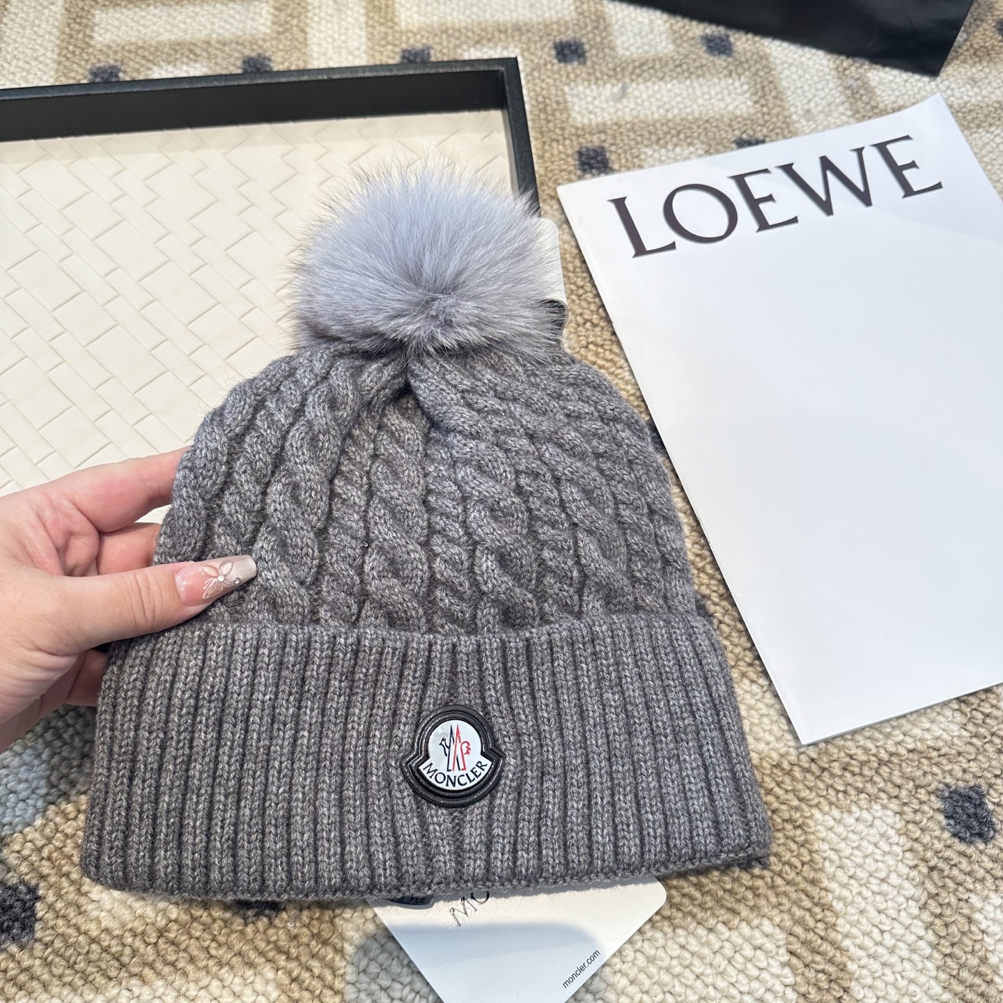 蒙口针织帽MONCLER毛线帽👍配狐狸毛帽🎀质量非常柔软舒服，保暖又时尚，简约大气，百搭款！