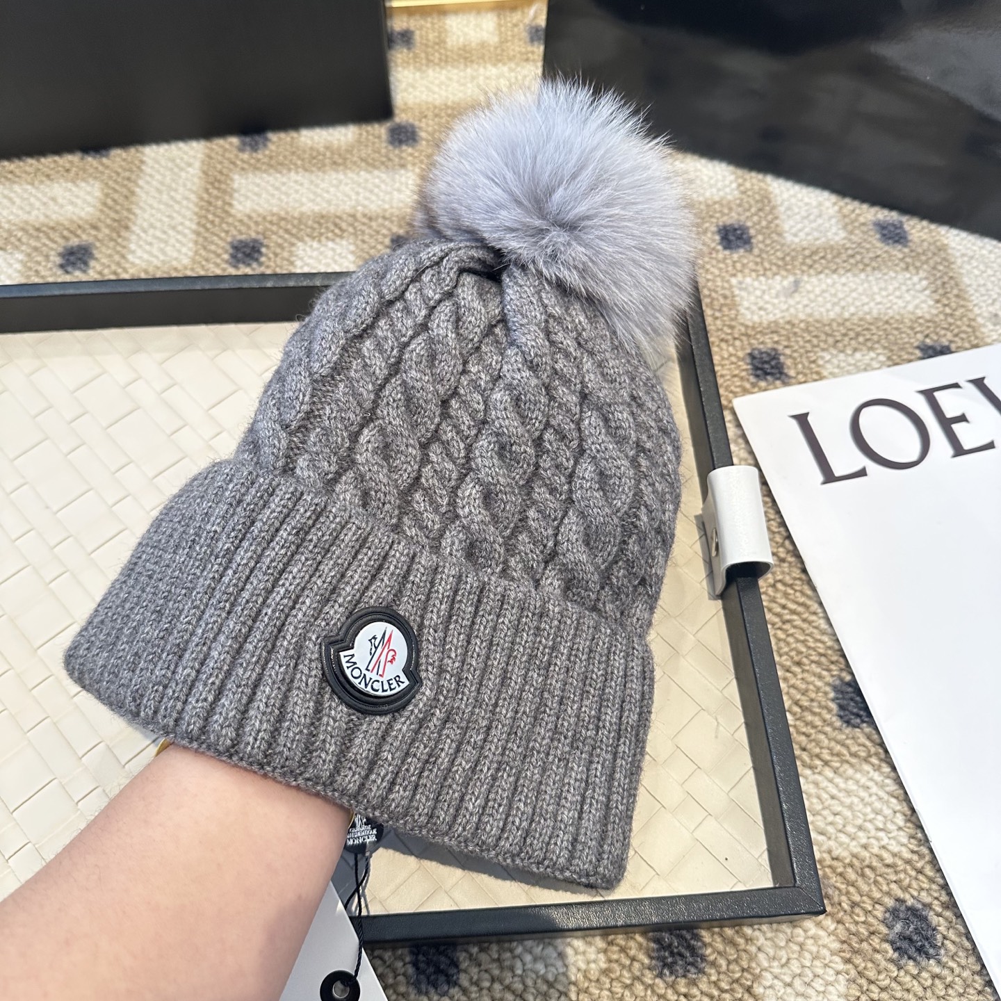 蒙口针织帽MONCLER毛线帽👍配狐狸毛帽🎀质量非常柔软舒服，保暖又时尚，简约大气，百搭款！