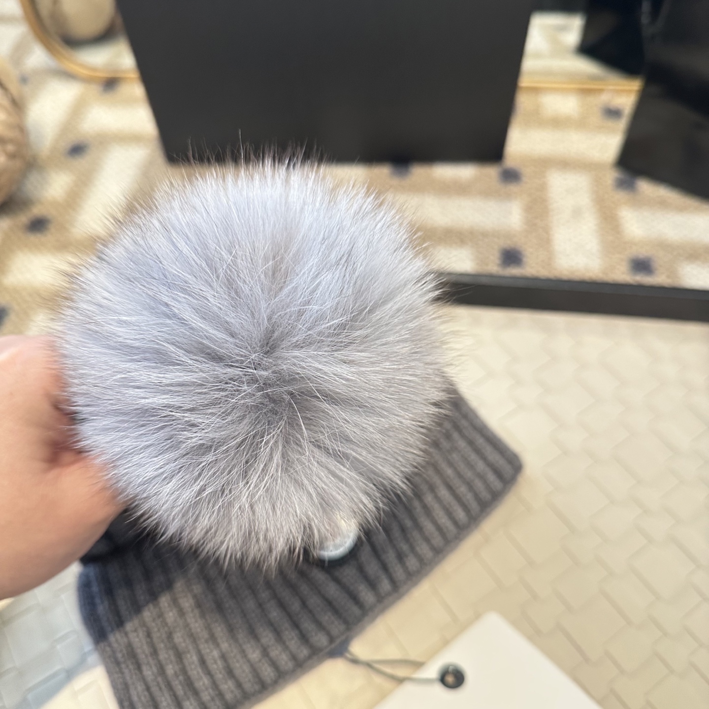 蒙口针织帽MONCLER毛线帽👍配狐狸毛帽🎀质量非常柔软舒服，保暖又时尚，简约大气，百搭款！