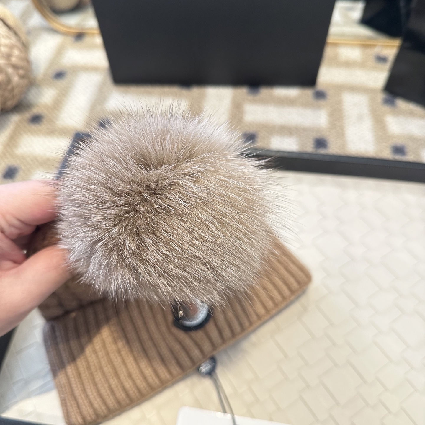 蒙口针织帽MONCLER毛线帽👍配狐狸毛帽🎀质量非常柔软舒服，保暖又时尚，简约大气，百搭款！
