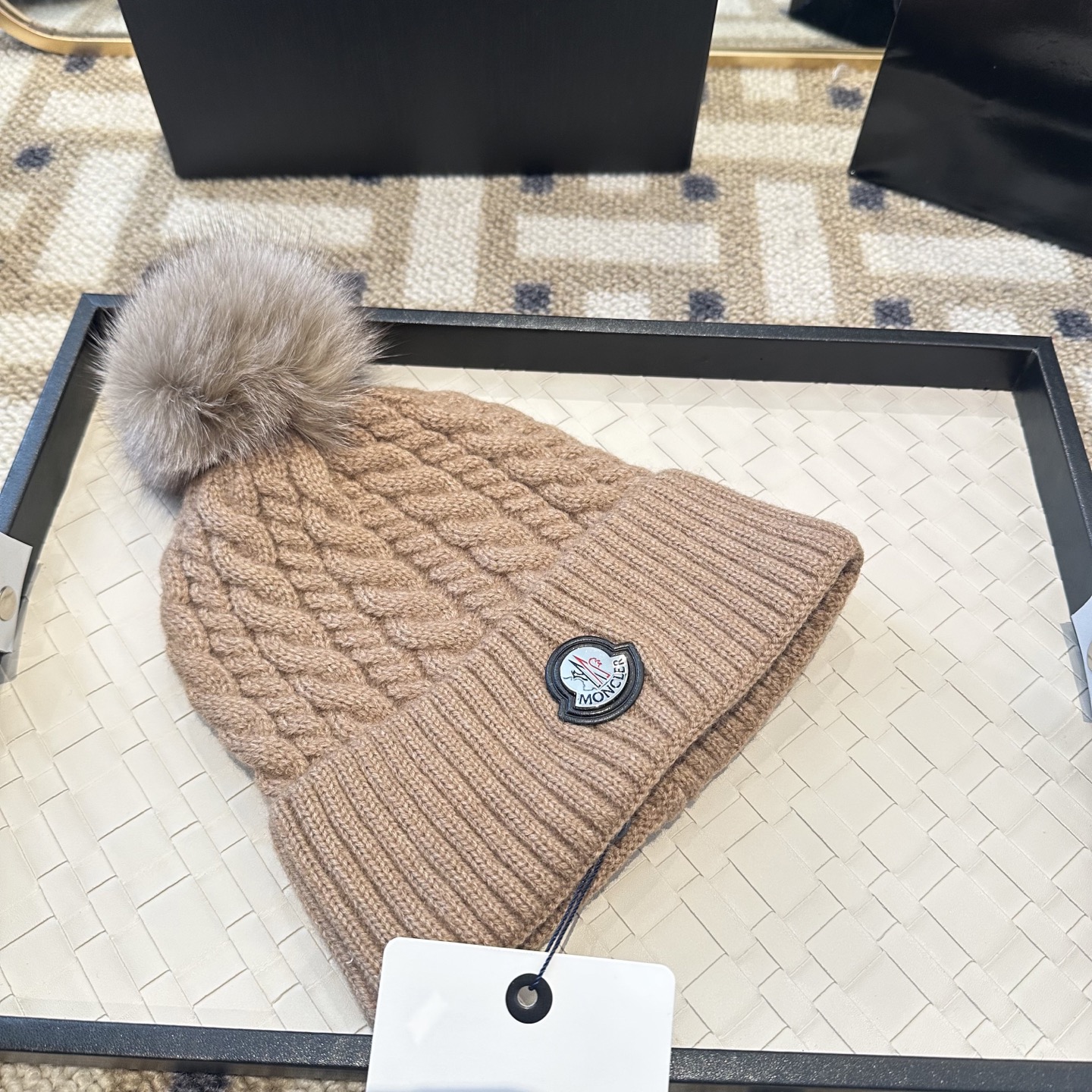 蒙口针织帽MONCLER毛线帽👍配狐狸毛帽🎀质量非常柔软舒服，保暖又时尚，简约大气，百搭款！