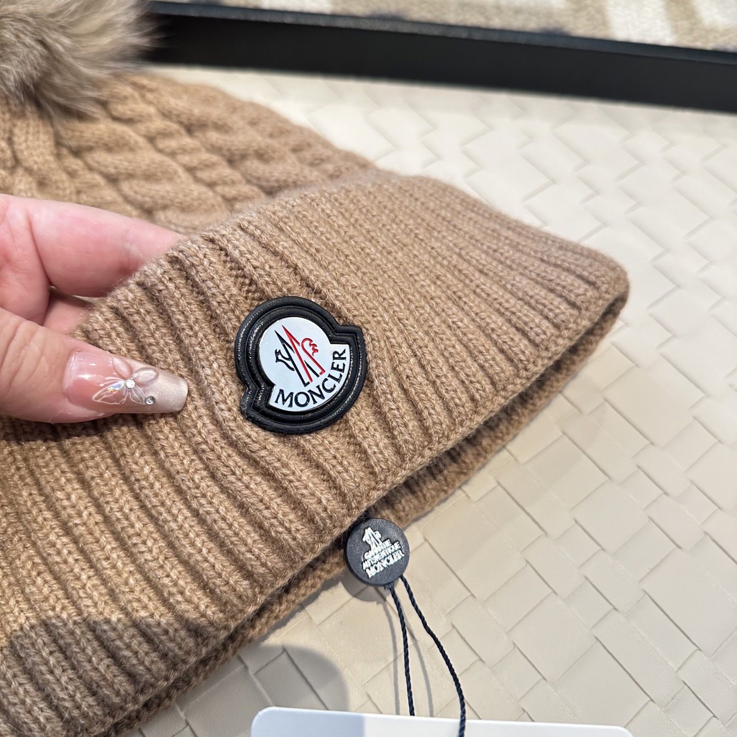 蒙口针织帽MONCLER毛线帽👍配狐狸毛帽🎀质量非常柔软舒服，保暖又时尚，简约大气，百搭款！