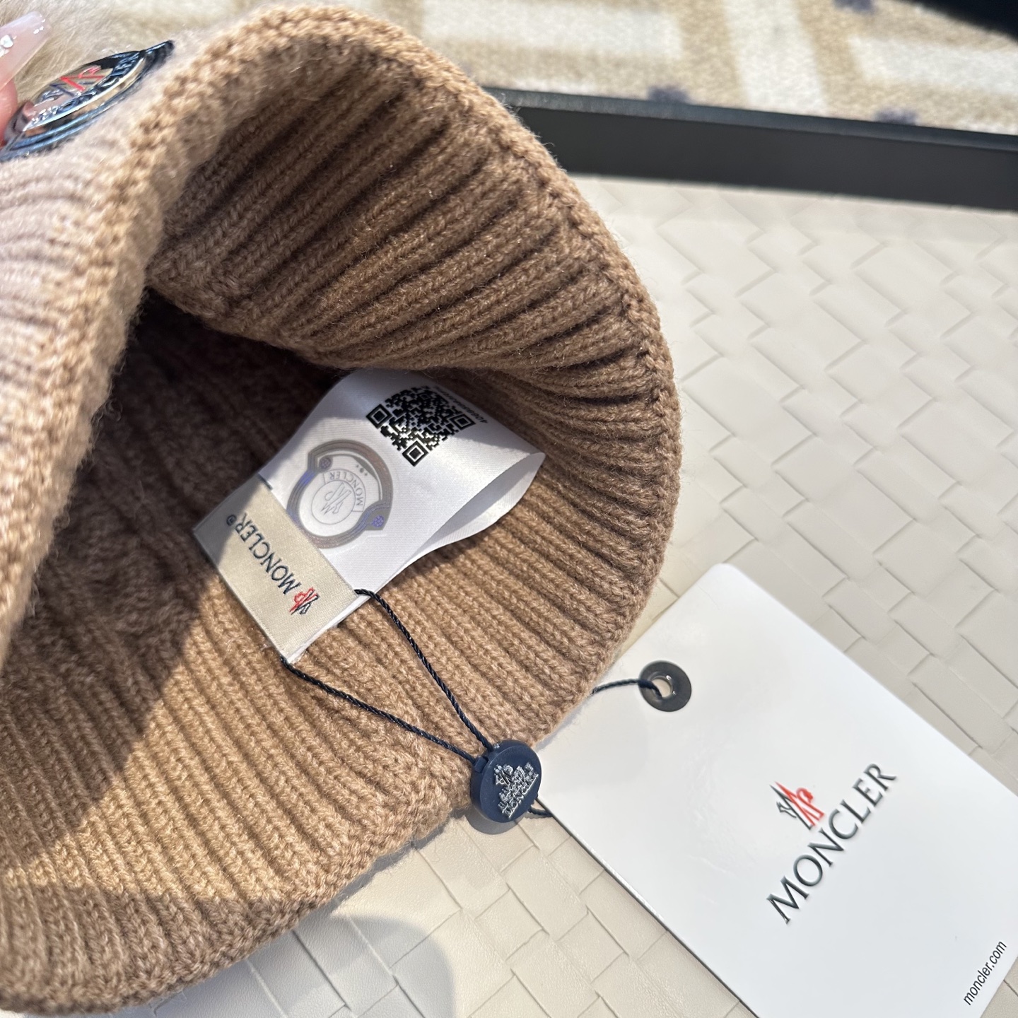 蒙口针织帽MONCLER毛线帽👍配狐狸毛帽🎀质量非常柔软舒服，保暖又时尚，简约大气，百搭款！