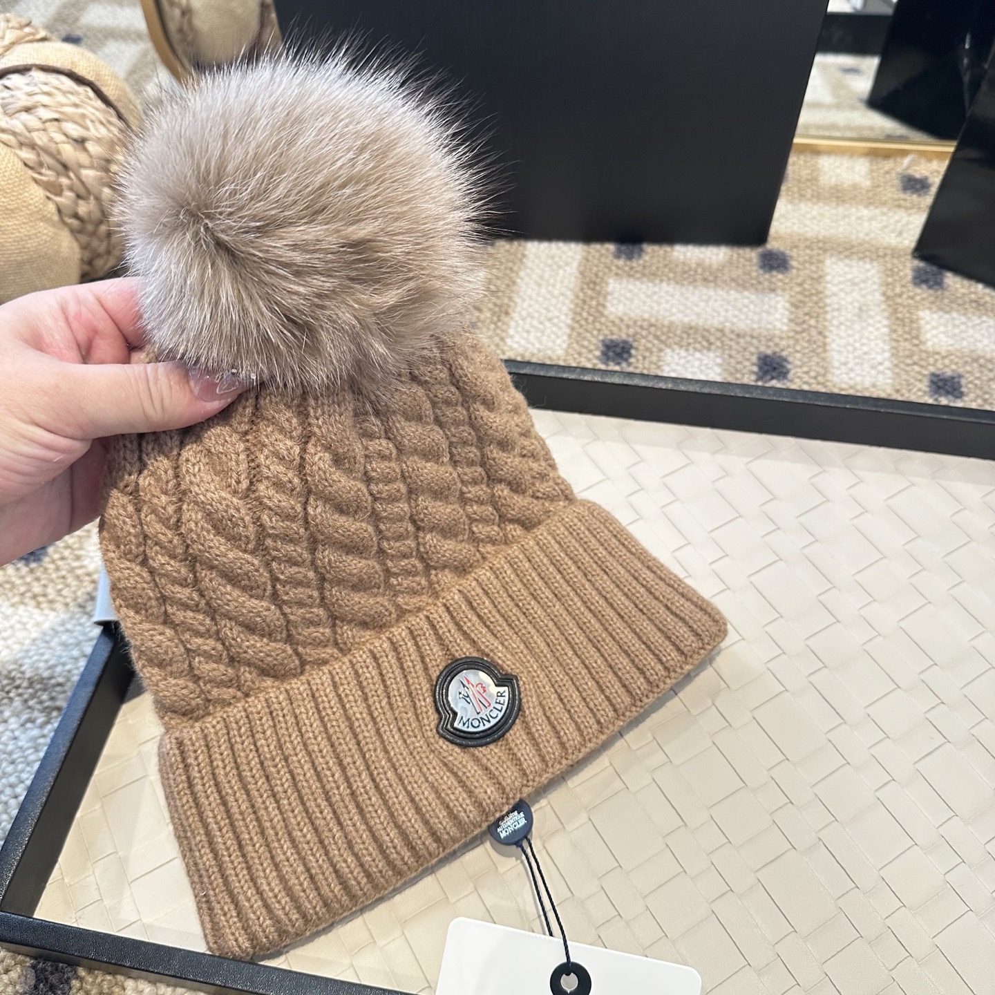 蒙口针织帽MONCLER毛线帽👍配狐狸毛帽🎀质量非常柔软舒服，保暖又时尚，简约大气，百搭款！