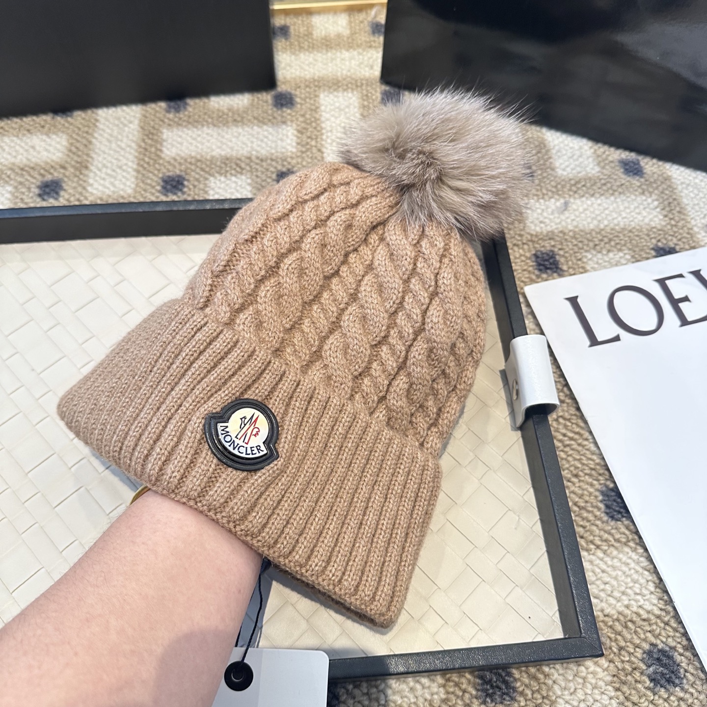 蒙口针织帽MONCLER毛线帽👍配狐狸毛帽🎀质量非常柔软舒服，保暖又时尚，简约大气，百搭款！