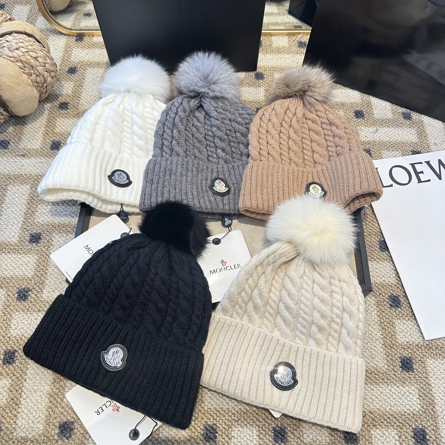 蒙口针织帽MONCLER毛线帽👍配狐狸毛帽🎀质量非常柔软舒服，保暖又时尚，简约大气，百搭款！