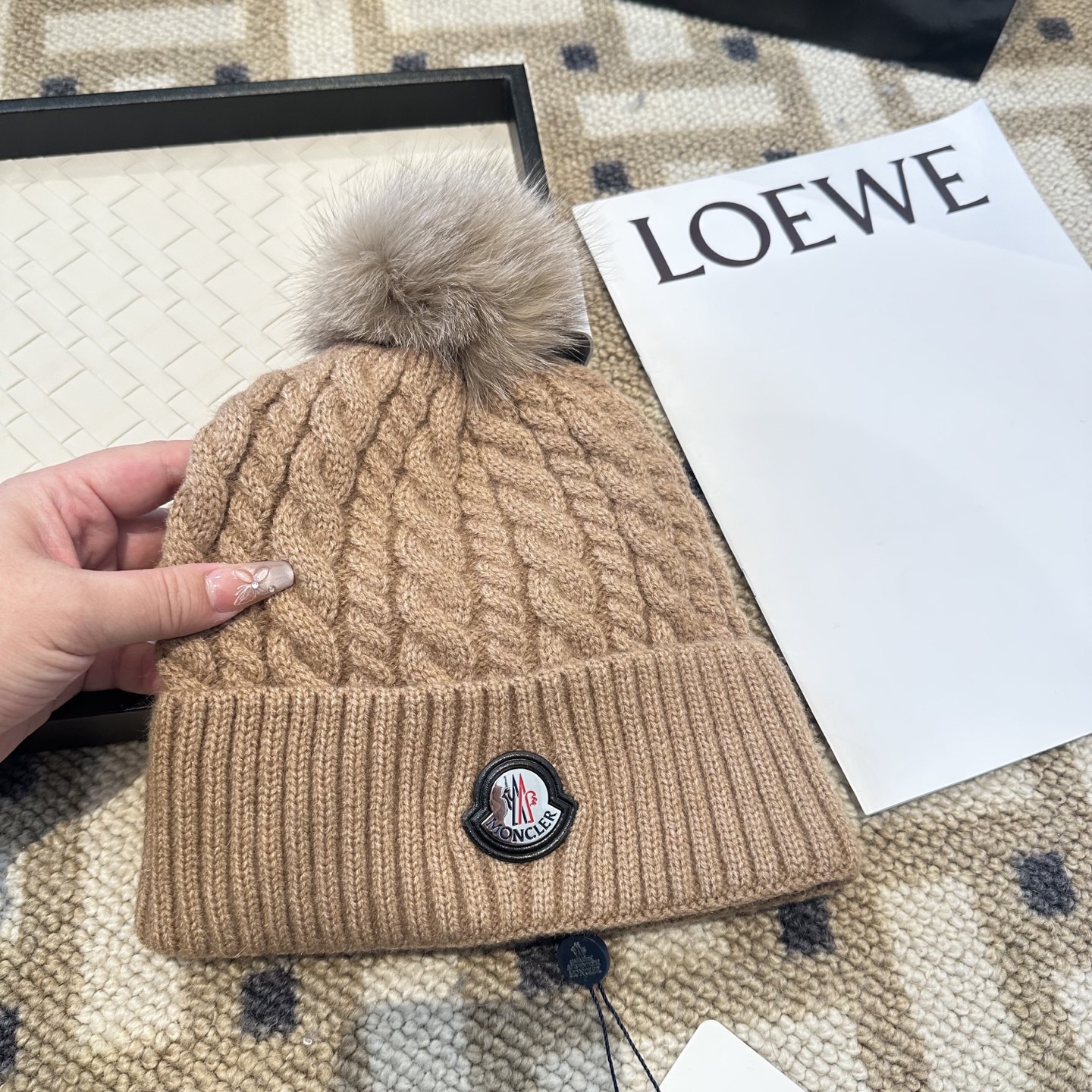 蒙口针织帽MONCLER毛线帽👍配狐狸毛帽🎀质量非常柔软舒服，保暖又时尚，简约大气，百搭款！