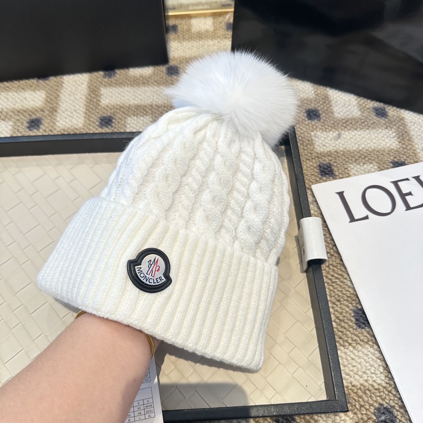 蒙口针织帽MONCLER毛线帽👍配狐狸毛帽🎀质量非常柔软舒服，保暖又时尚，简约大气，百搭款！