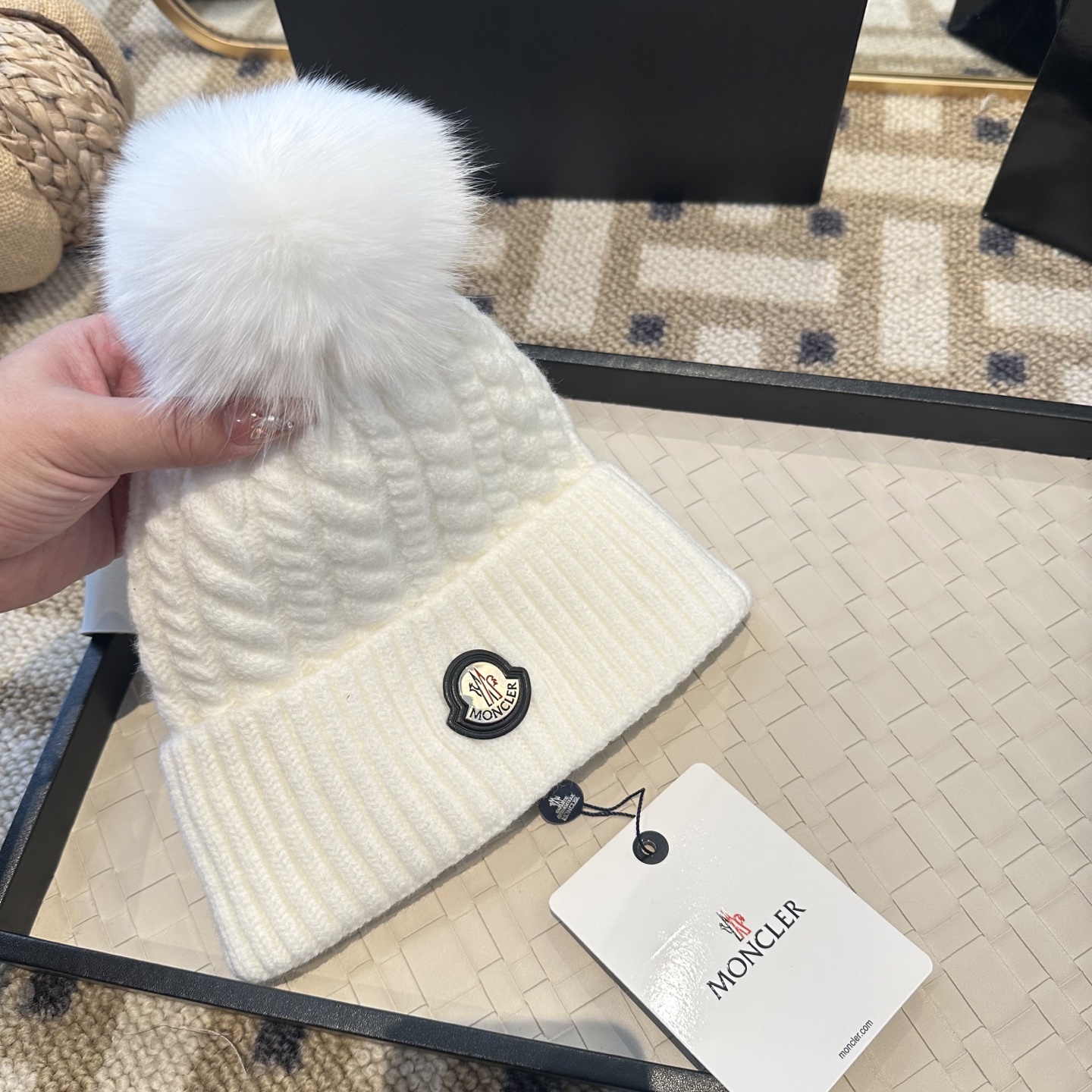 蒙口针织帽MONCLER毛线帽👍配狐狸毛帽🎀质量非常柔软舒服，保暖又时尚，简约大气，百搭款！