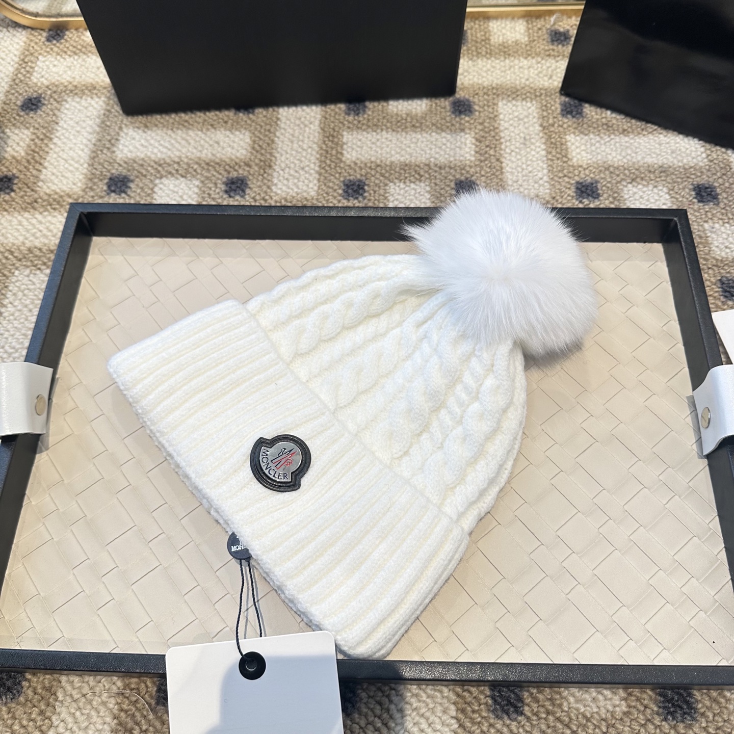 蒙口针织帽MONCLER毛线帽👍配狐狸毛帽🎀质量非常柔软舒服，保暖又时尚，简约大气，百搭款！